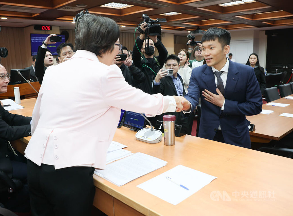 運動部長李洋（前右）26日列席立法院教育及文化委員會，報告業務概況並備質詢，和召委、民眾黨立委劉書彬（前左）握手致意。中央社記者謝佳璋攝  114年11月26日