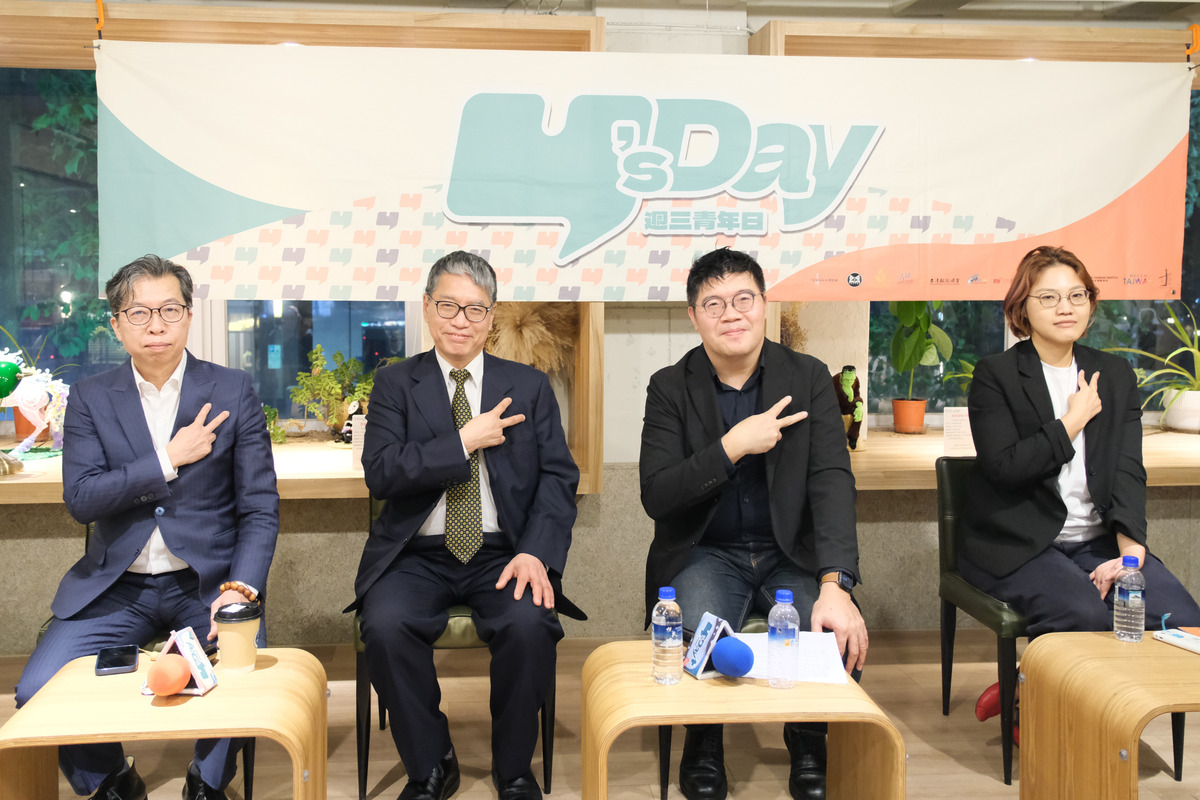 Y’s Day「週三青年日」26日晚上舉辦第131場「高市早苗當選後的日本政局以及國際局勢」。舞台上由左至右為謝文生、賴怡忠、王文岳、郭玫岑。 圖：Y’s Day「週三青年日」提供