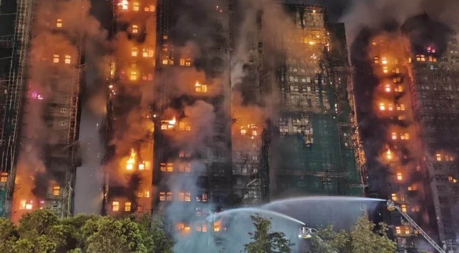 香港新界居屋屋苑宏福苑大火災，已知至少造成44人死亡。 圖：翻攝新華社