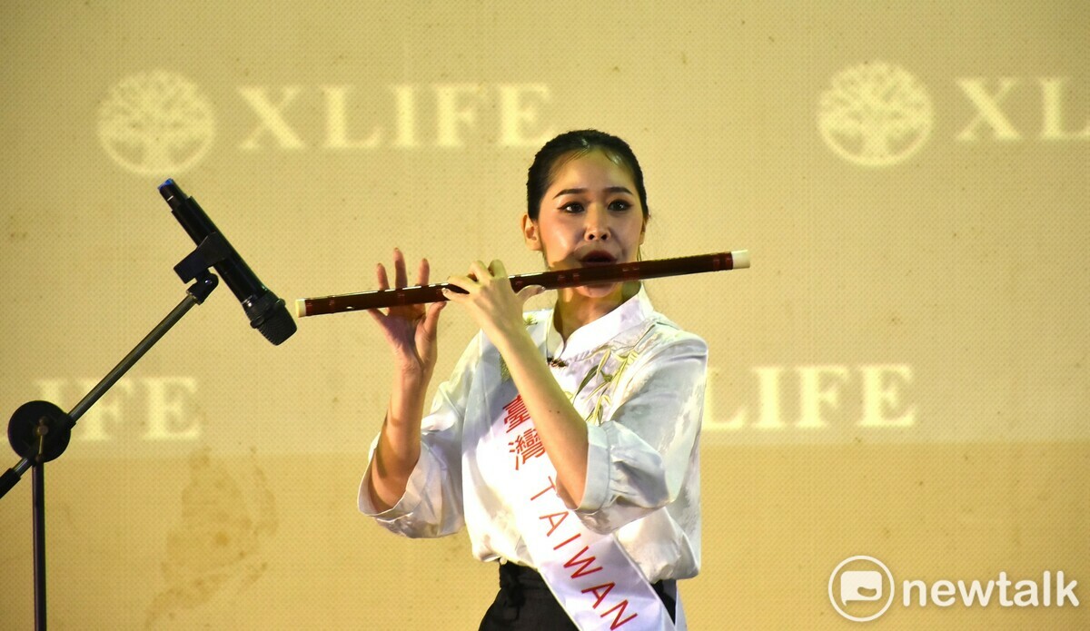 台姐陳詩雅以竹笛吹奏獲得季軍，並獲大會頒發整體氣質獎。 圖：孫家銘攝