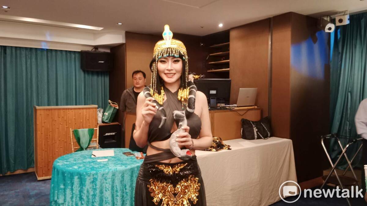 鄭珊汶在感恩晚宴特別上台重現她在「環球華麗小姐」拿下才藝獎的Cosplay埃及豔后變裝秀。 圖：孫家銘攝