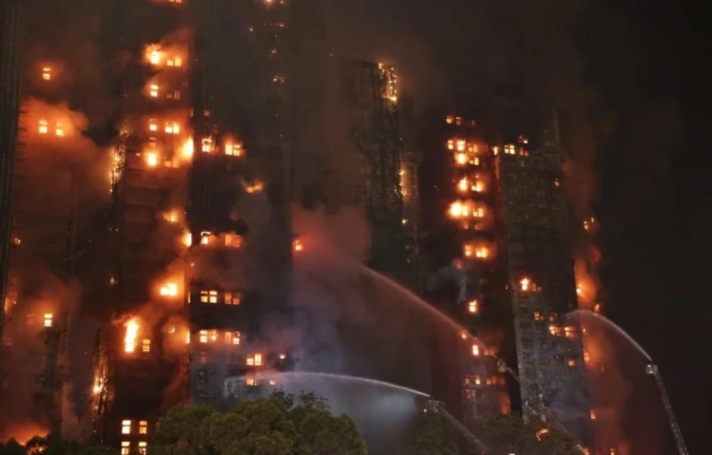 香港新界大埔屋苑「宏福苑」26日下午發生重大火警事故。 圖：翻攝香港中通社