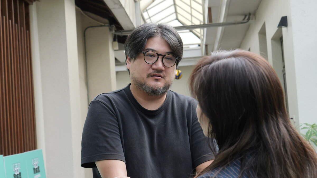 孫介珩(左)將多年累積的影像經驗化為「看不見電影實驗室」培力計畫核心支撐。 圖：高雄市青年局/提供