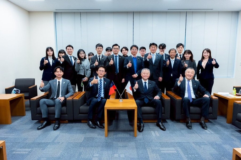 民眾黨主席黃國昌（前排左2）26日率團拜會日本維新會，眾議員、台灣友好議員聯盟會長馬場伸幸（前排右2）分享聯合執政的實際經驗，並強調聯合政府不是政治交換，而是共同承擔國家的責任。 圖：民眾黨提供