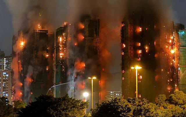 香港新界大埔宏福苑周三（26 日）下午發生重大火災，導致近 2,000 戶居民中多數住房被焚毀。 圖：翻攝自 @Jason23818126 X 帳號