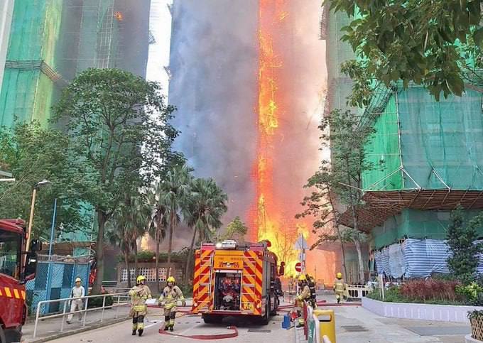 但《衛報》分析指出，建築外部的竹製鷹架及綠色建築網可能加速火勢擴散。 圖:翻攝自X帳號@YingTanForNY