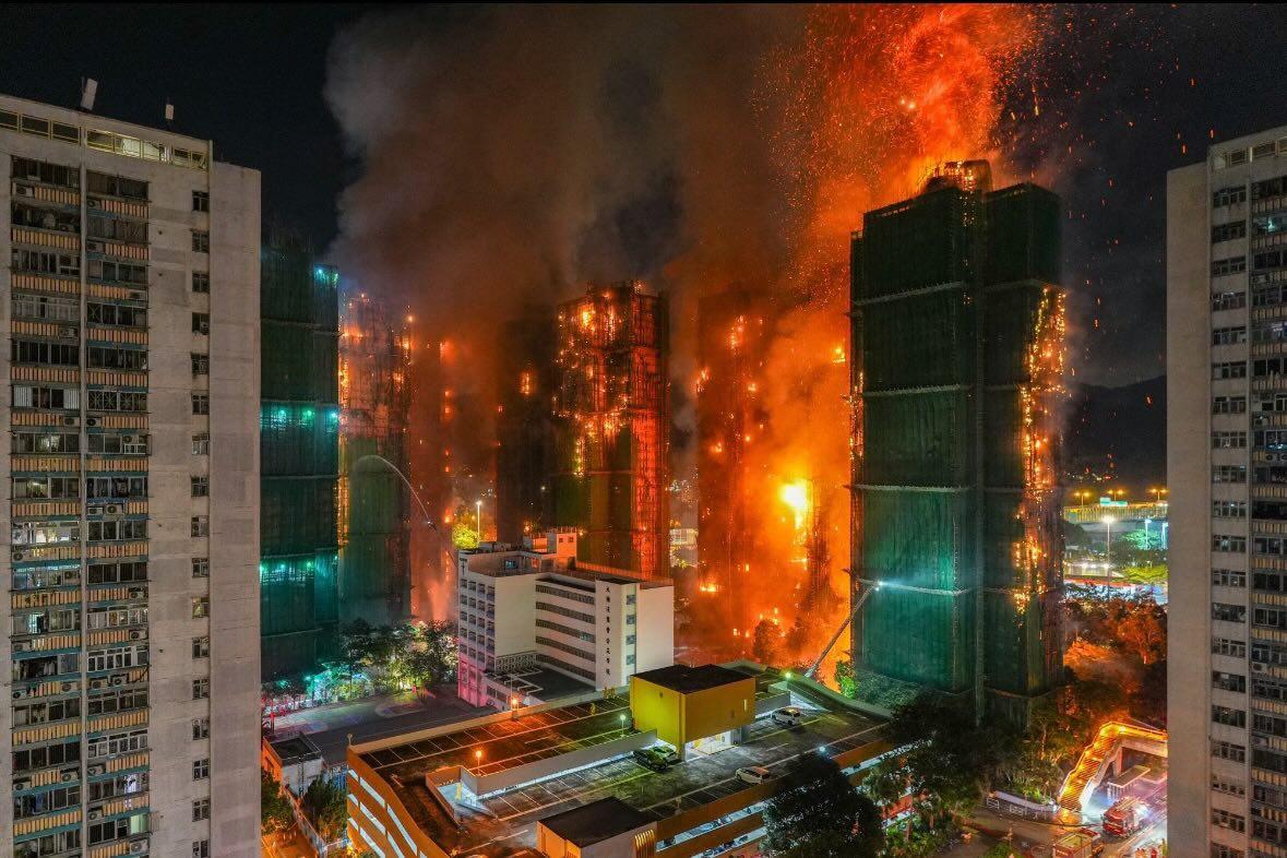 香港新界大埔宏福苑周四（26 日）下午發生嚴重火災，案發當時，最先自宏昌閣外牆的竹製鷹架起火，火勢迅速蔓延至至少五棟建築，恐造成重大損失。 圖：翻攝自X