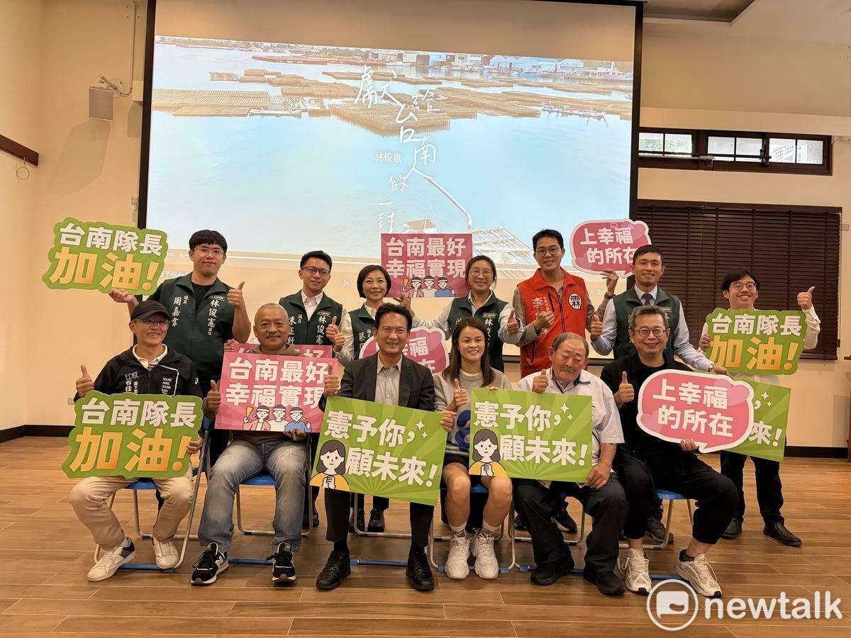民進黨大台南市長初選參選人立法委員林俊憲競選主題曲《獻予你》MV今日正式發布，由金曲歌王謝銘祐、金鐘導演紀倪君共同打造。林俊憲表示，《獻予你》作為競選主題曲，象徵一份對市民的承諾──「要參選市長，就要把全部獻給台南，為家鄉拚出新未來。」 圖：黃博郎／攝