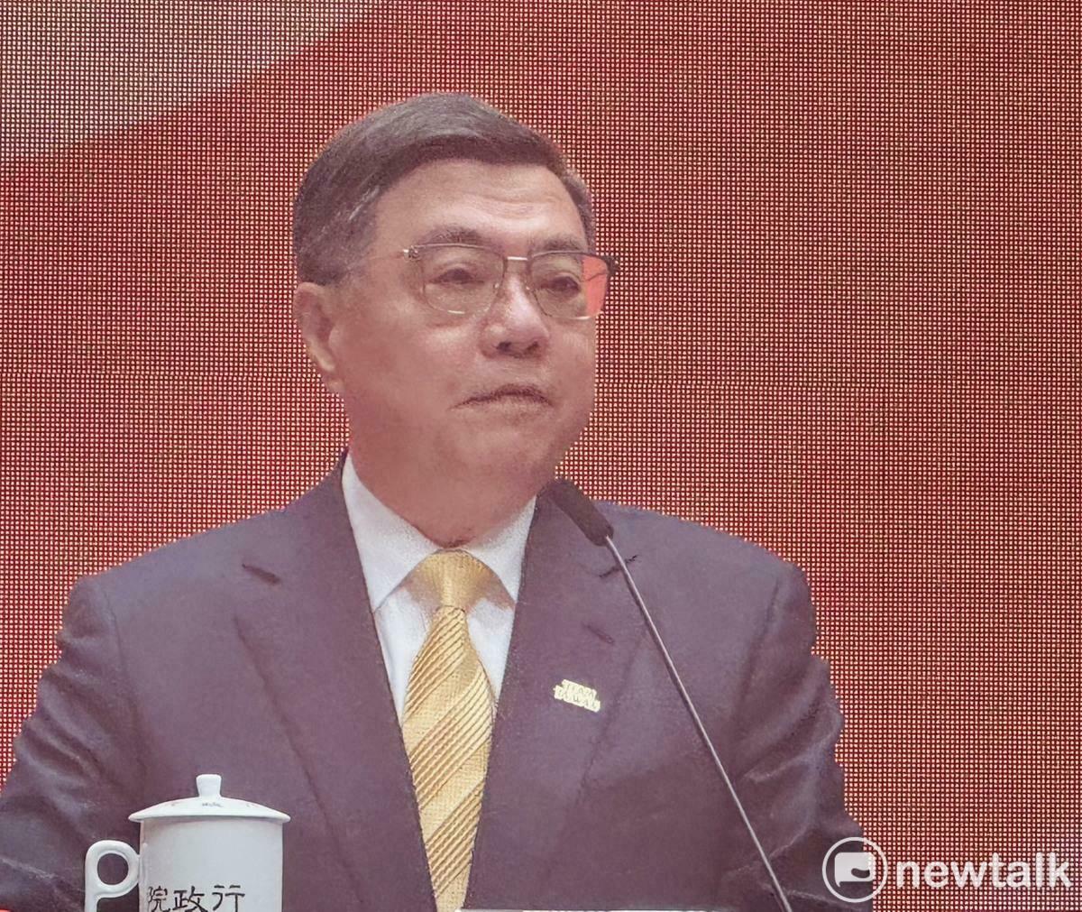 行政院長卓榮泰今（27）天親上火線召開記者會，首先就說，從昨天到今天，有一些言論持續出現，但「沒有國哪有家？沒有國哪有黨？此時此刻應該拋棄政黨成見，以國以家為念、以人民為念」。 圖：謝莉慧/攝