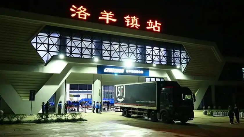 中國鐵路昆明洛羊鎮站，27日傳重大意外，列車碰撞鐵道施工人員，造成11死2傷。 圖：翻攝陸網/證券時報網