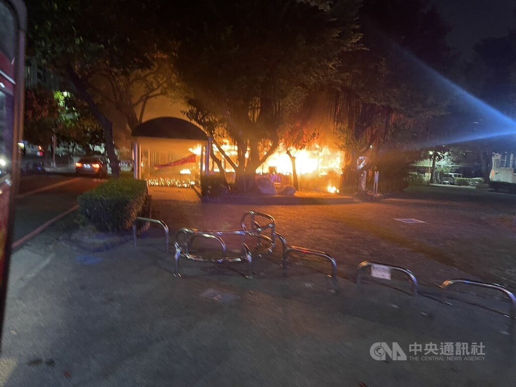 台中市西區一處土地公廟26日晚間發生火警，消防局獲報後到場撲滅，但廟內神像遭波及燒毀，警方調閱監視器畫面，發現2名少年不慎引燃塑膠袋導致火災。（翻攝照片）中央社記者蘇木春傳真　114年11月27日