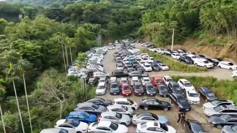 三環幫將數百輛權利車藏放於新竹山區。 圖：翻攝畫面