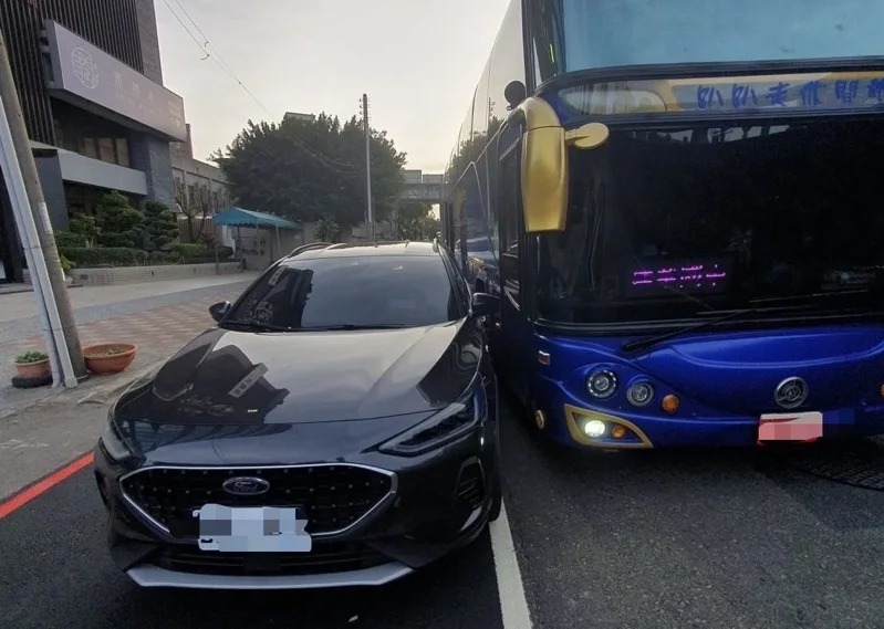 新竹市建華國中交通車擦撞轎車，司機被查出酒駕，引起家長震怒。 圖：警方提供