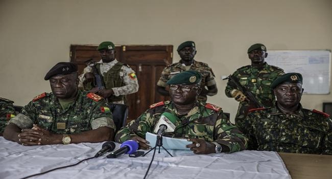 西非國家幾內亞比索（Guinea-Bissau）在全國選舉結束僅三天後爆發軍事政變。軍方於當地時間 27 日晚間現身國家電視台，宣布接管政權，推翻現任總統恩巴洛（Umaro Sissoco Embalo），並暫停所有政府機構運作。 圖:翻攝自X帳號@VikiTrends