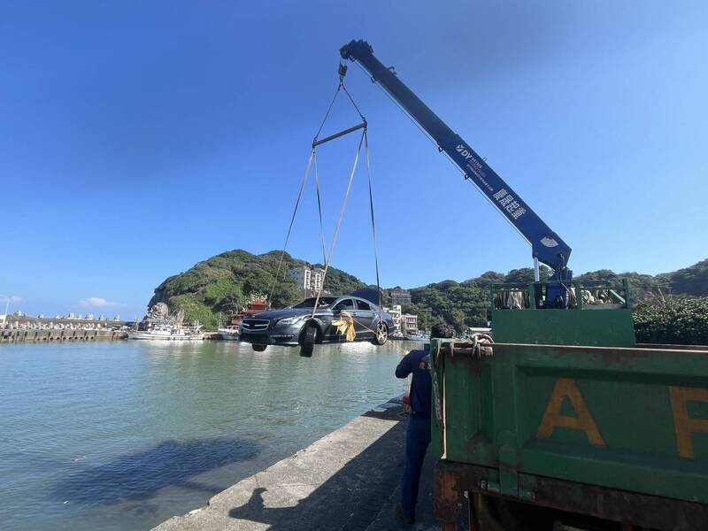 陳姓女子24日凌晨駕車不慎墜海身亡，身分曝光竟是關渡王遺孀。 圖：警方提供