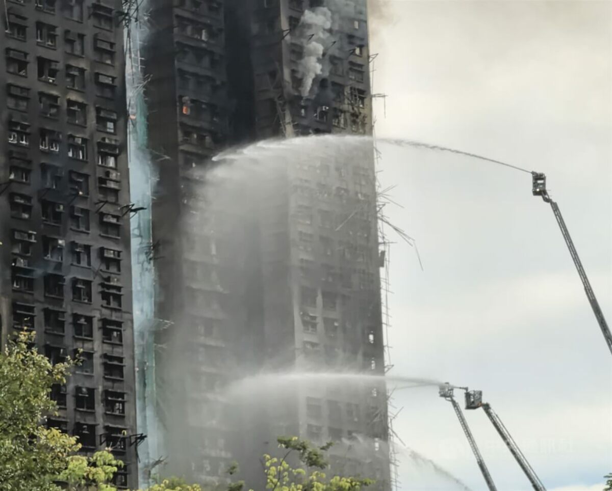 香港大埔宏福苑住宅大樓26日下午起火燃燒，27日早上10時消防員持續射水灌救。 中央社記者張謙香港攝　114年11月27日