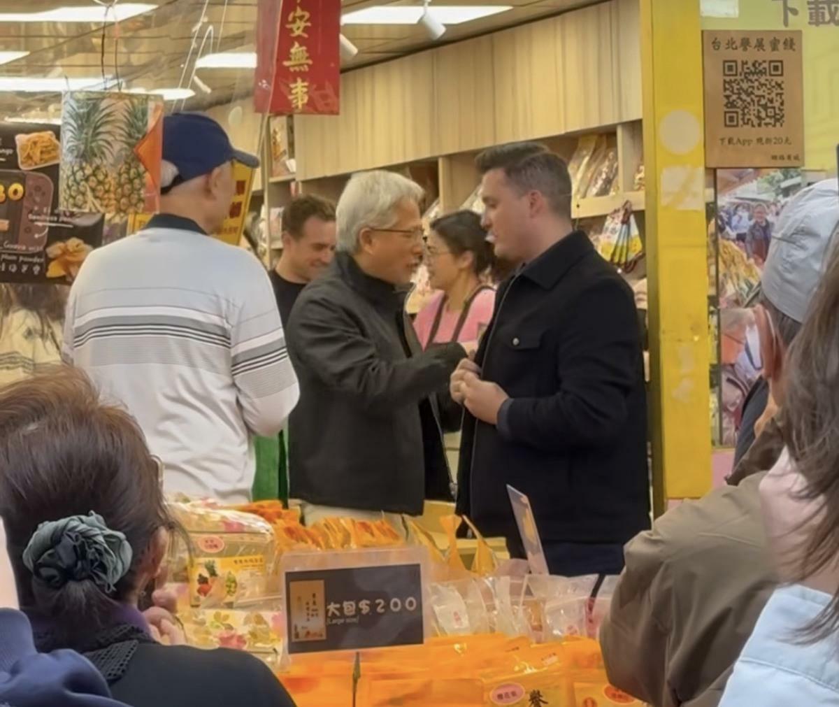 輝達創辦人兼執行長黃仁勳今天現身中山區四平街購買蜜餞。 圖：翻攝自threads