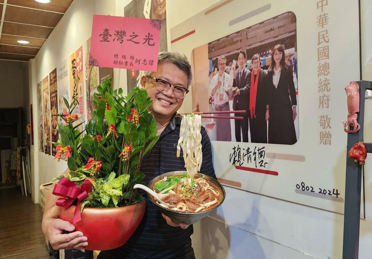 郭志忠作品獲首屆RDA產品概念設計類銀獎，賴總統請副秘書長何志偉致贈台灣之光盆栽。 圖：高科大創新設計學院/提供