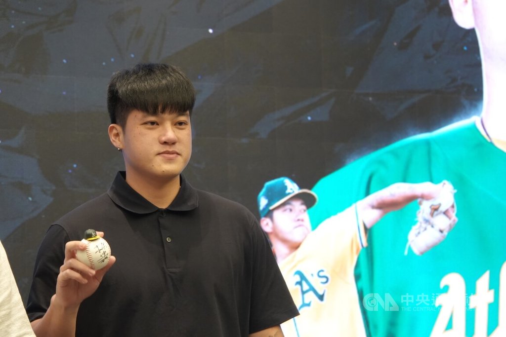運動家隊投手莊陳仲敖27日在台北出席季後返台記者會，回顧今年球季支援大聯盟熱身賽，後援登板直言上場前「閃過人生跑馬燈」。中央社記者謝靜雯攝　114年11月27日