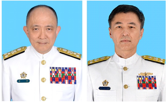 總統核定國軍上將階重要職務調整，海軍司令唐華上將（左）調任國防大學校長，海軍司令一職則由現任參謀本部副總長蔣正國中將（右）調任，並同時晉任海軍二級上將。 圖：國防部提供
