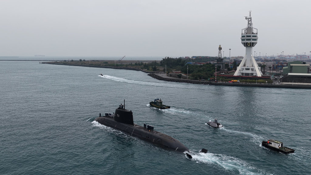潛艦國造原型艦海鯤艦27日出港，進行第4次浮航海試。（台船公司提供）中央社記者吳書緯傳真　114年11月27日