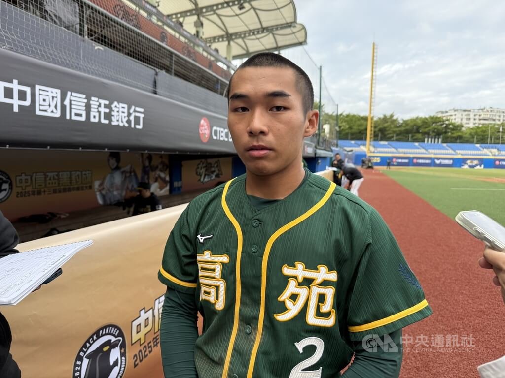 黑豹旗青棒賽高苑工商捕手黃柏凱（圖）27日展現自信阻殺能力，單場2次阻殺也是關鍵，助隊以2比1擊敗鶯歌工商、晉級4強。中央社記者謝靜雯攝  114年11月27日