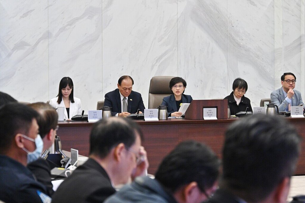 行政院副院長鄭麗君（後排中）27日表示，今年遭遇複合型災害接連衝擊，請行政院政委季連成（後排左2）建立跨部會及中央地方整體災害管理體系，全面提升社會韌性。 圖：行政院提供