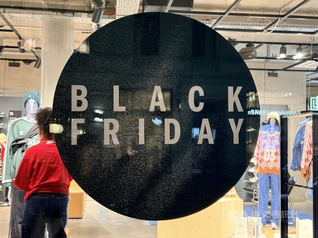 德國聖誕節前夕最大的折扣季「黑色星期五」（Black Friday）開跑，德國當地業者面臨Temu、SHEIN等中國低價電商競爭，不得不加大打折力道，壓縮獲利。圖為柏林德國運動品牌愛迪達店面黑五期間廣告。中央社記者林尚縈柏林攝　114年11月28日 圖：中央社提供