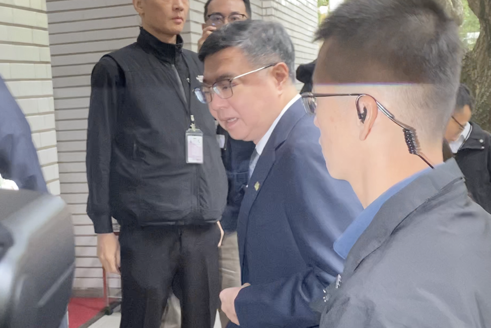行政院長卓榮泰28日簡短回應媒體提問。 圖：林朝億/攝