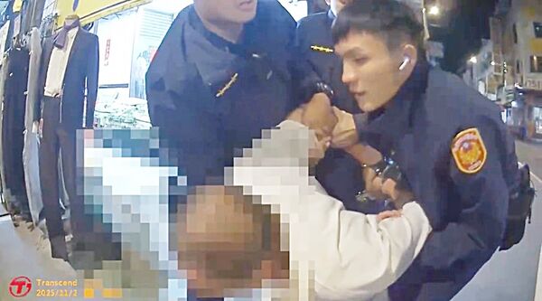 曾姓男子酒測高達1.01毫克，被警方制伏帶回派出所。 圖：警方提供
