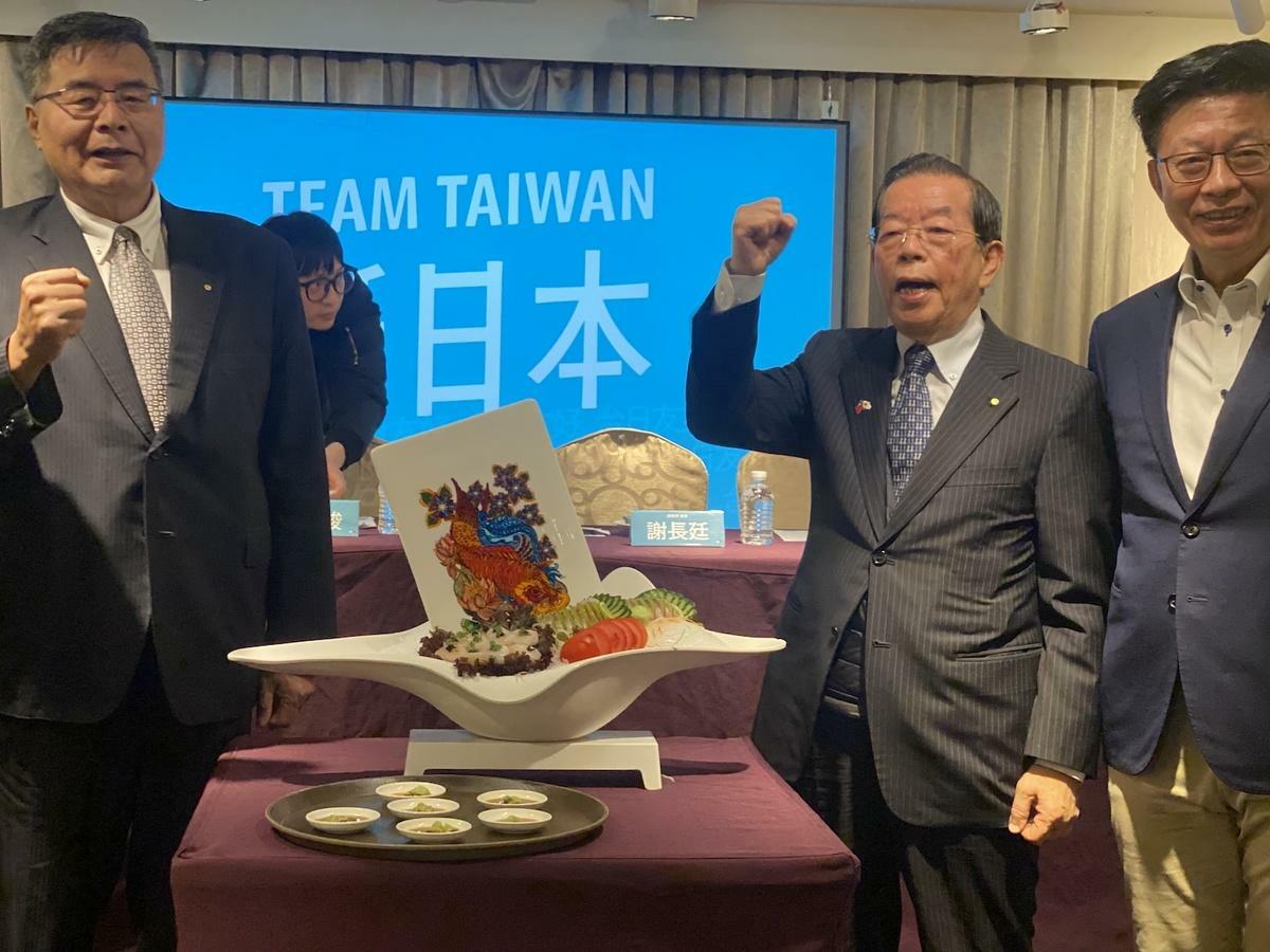 扶輪社社長李明峻(左一)及總統府資政謝長廷(右二) 圖：林朝億/攝