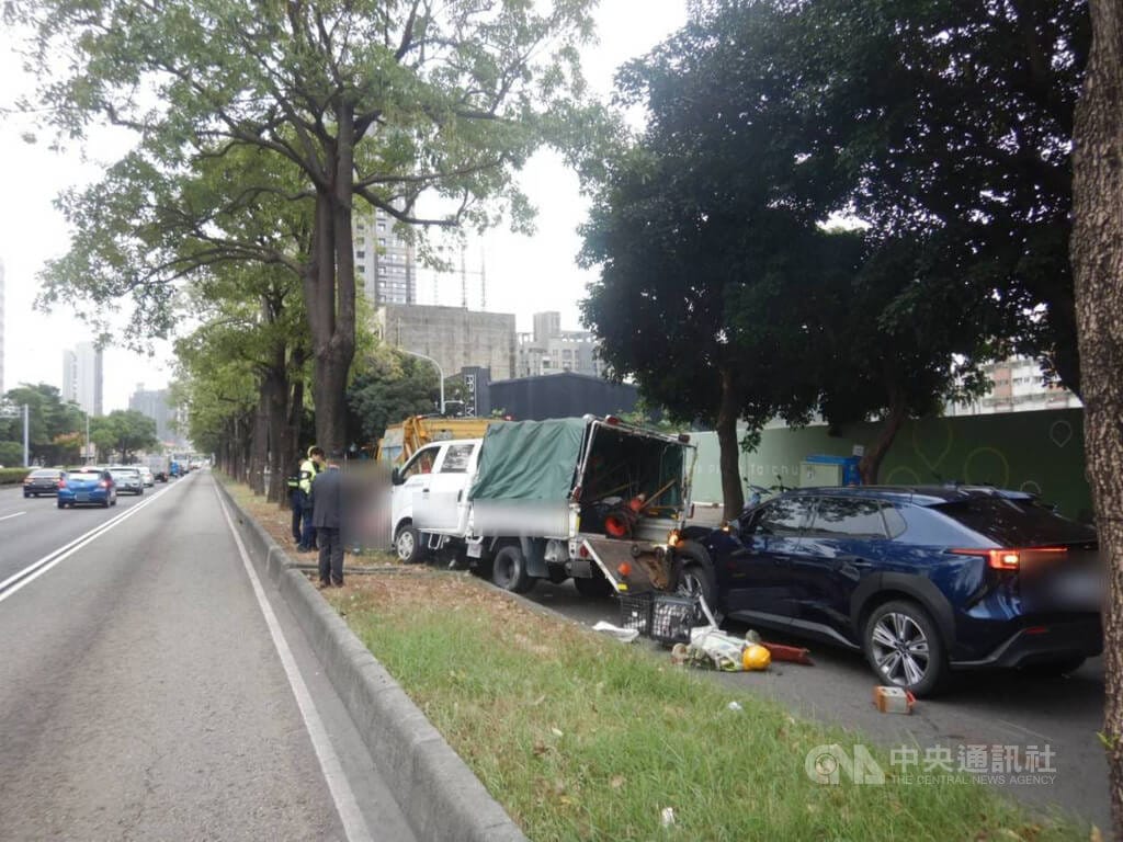 呂姓男子28日上午駕車行經台中市西屯區台灣大道時，先追撞1輛小貨車後，小貨車再推撞前方執勤中垃圾車，造成垃圾車上2名清潔隊員受傷送醫。（翻攝照片）中央社記者蘇木春傳真　114年11月28日