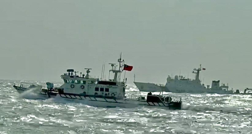 中國海警「14603」、「14605」、「14515」及「14529」等四艘船，28日上午入侵金門水域，海巡艇併航驅離。 圖：海巡署提供