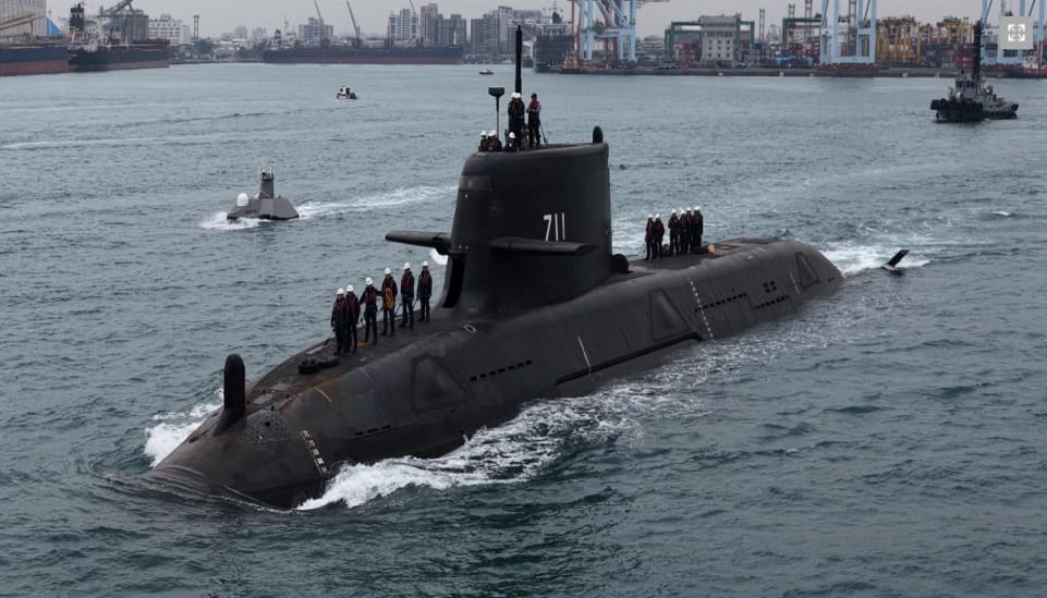 「海鯤軍艦」11月27日第四次浮航海試，右側有「奮進魔鬼魚號」無人船伴航。 圖：翻攝台船官網（csbcnet.com.tw）