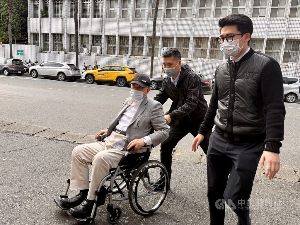 台北地檢署偵辦中石化旗下鼎越開發購買京華城土地涉違證交法案，114年5月間展開搜索、約談。檢察官28日指揮調查局以被告身分約談威京集團主席沈慶京（坐輪椅者）說明，下午移送台北地檢署複訊。中央社記者林長順攝　114年11月28日