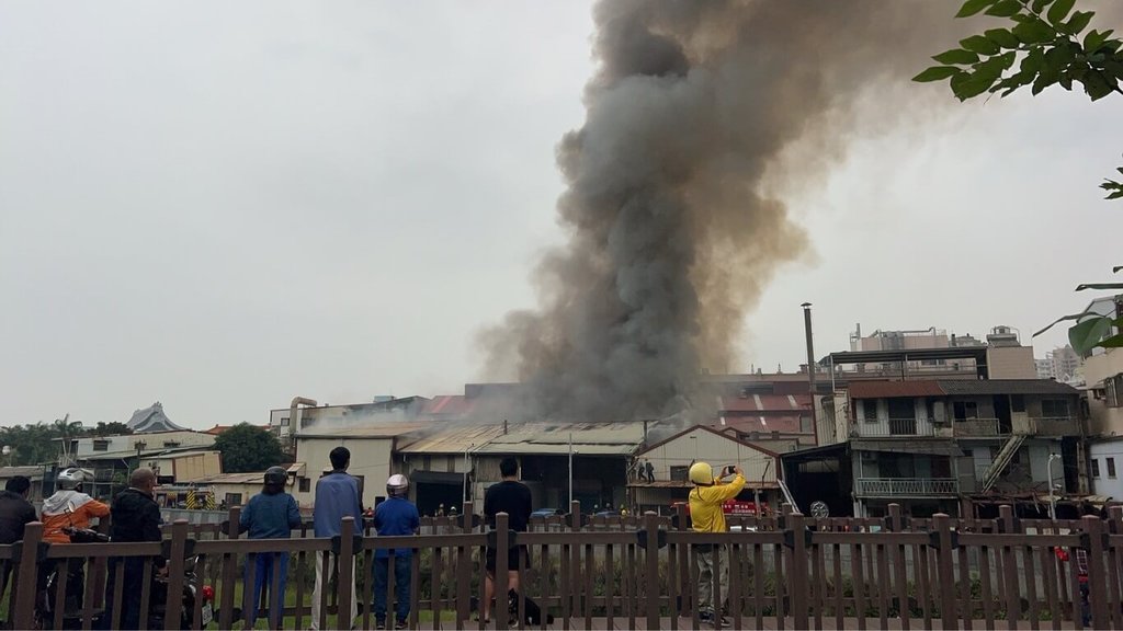 高雄市三民區孝順街1間烤漆工廠28日下午火警，現場黑煙竄天，消防布線搶救中。（讀者提供）中央社記者洪學廣傳真　114年11月28日
