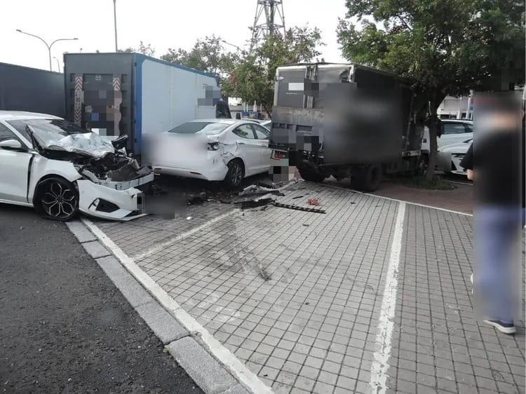 楊梅休息站發生嚴重車禍，汽車連撞5車釀3傷。 圖：國道警方提供
