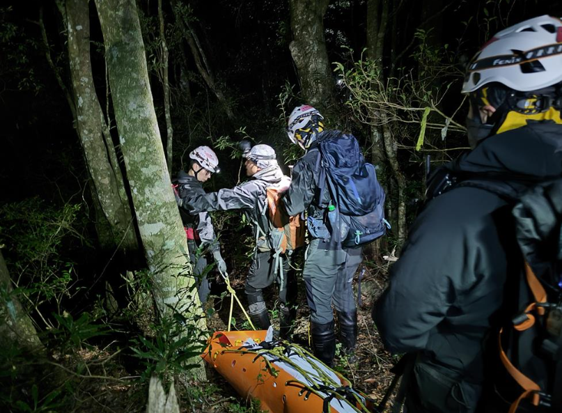 桃園市消防局特搜義消共31人上山搜尋，以人力辦運罹難獵人遺體下山。 圖：桃園消防局提供