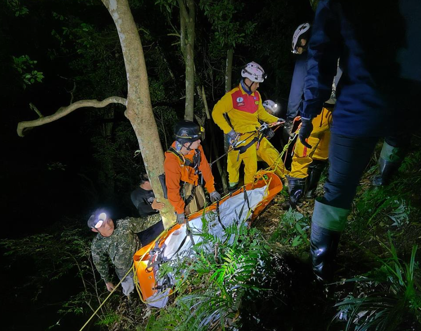 消防分隊在當地獵人教官帶領下入山搜尋，歷經7小時，發現失聯男子遺體。 圖：桃園消防局提供