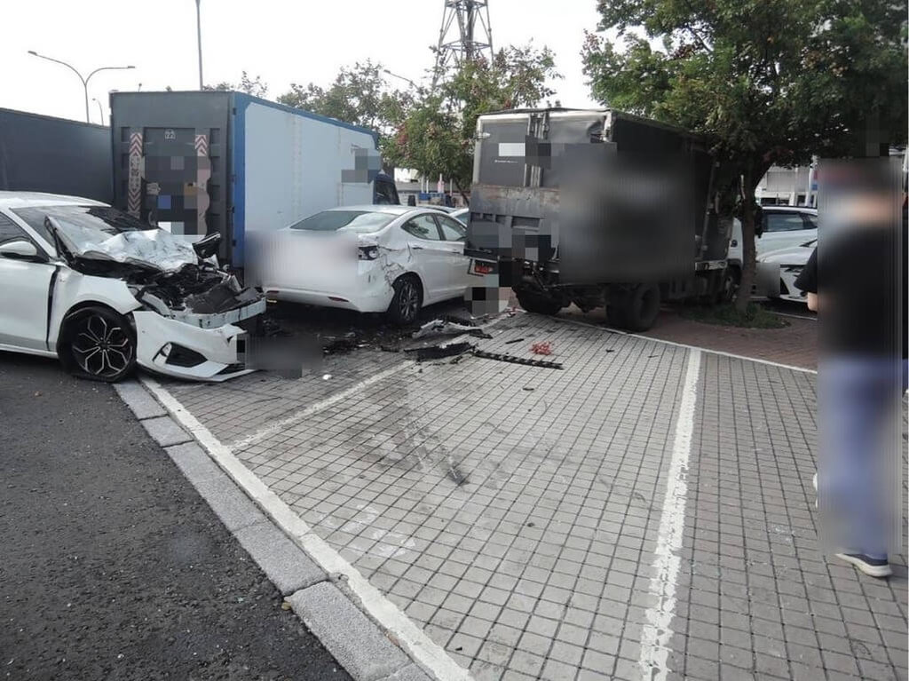國道1號南下楊梅休息站28日發生車禍，23歲陳姓男子疑因使用輔助駕駛系統、分心駕駛，先後撞擊護欄及5輛停車格內的車，整起事故共有3人輕傷。（警方提供）中央社記者葉臻傳真　114年11月28日