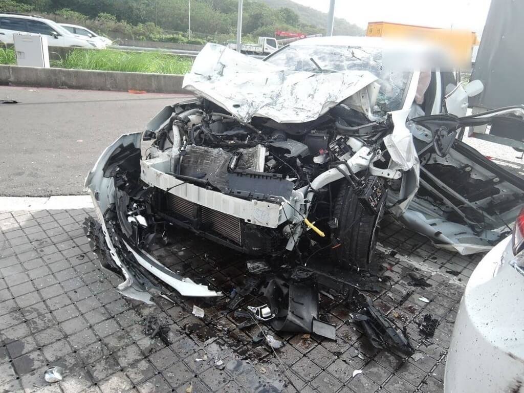 陳姓男子28日開車時疑因使用輔助駕駛系統、分心駕駛，在國道1號楊梅休息站先後撞擊護欄及5輛停車格內車輛，包含陳男自己在內共有3人輕傷、送醫治療。（警方提供）中央社記者葉臻傳真　114年11月28日