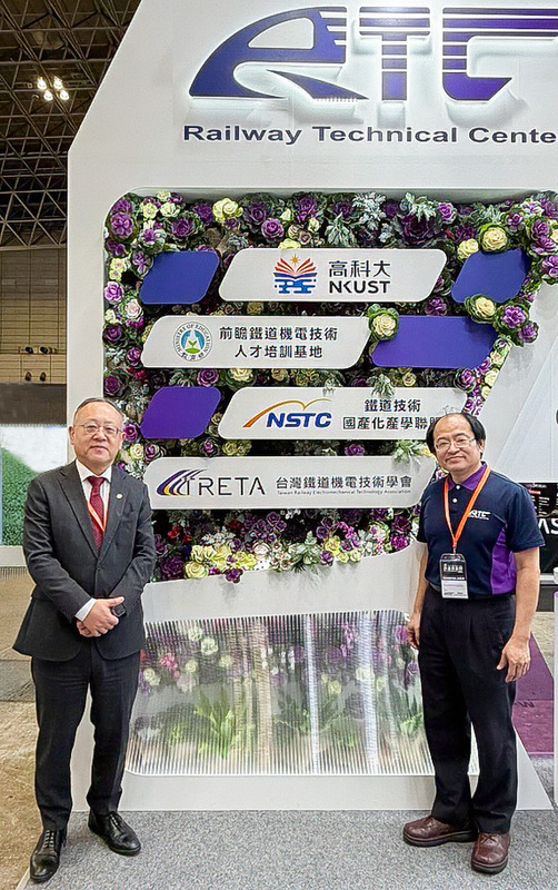 高鐵董事長史哲(左)指出，預計新車上路後尖峰發車能力可提升25％。 圖：台灣高鐵／提供