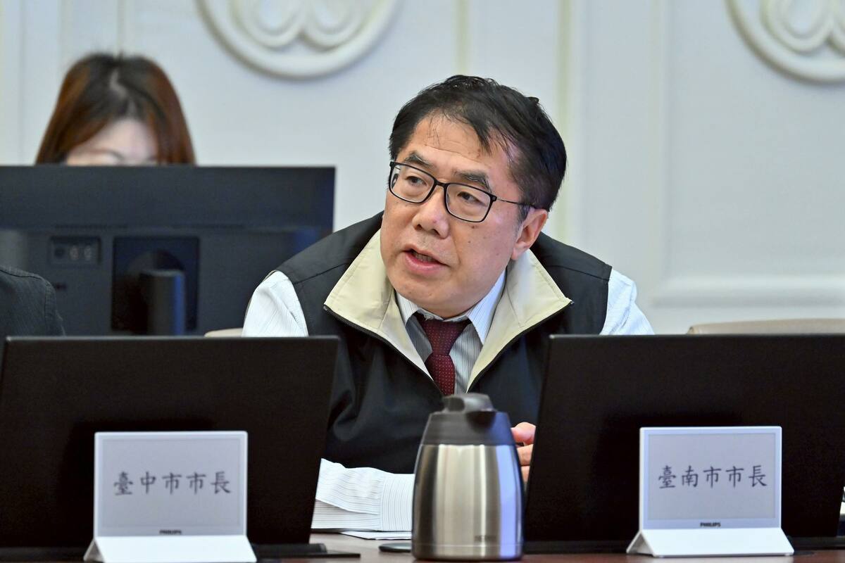 市長黃偉哲照片遭民眾冒用發布假颱風資訊。 圖：取自市長黃偉哲臉書