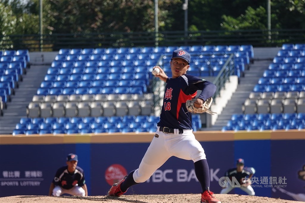 黑豹旗青棒賽平鎮高中高三投手蔡辰瀧（圖）29日4強賽，7局完封好投，率隊以1比0擊敗高苑工商、晉級冠軍戰。中央社記者謝靜雯攝  114年11月29日