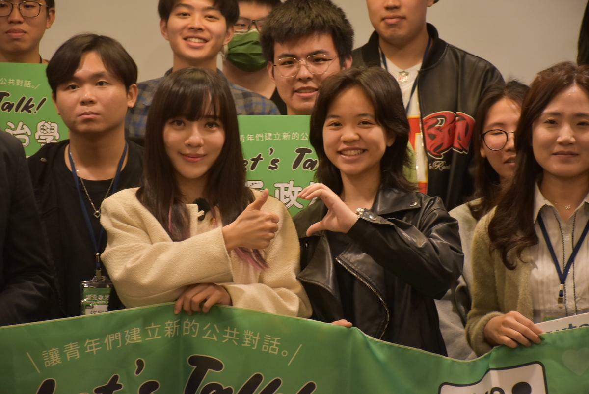 學員開心與黃捷合照。 圖：孫家銘攝