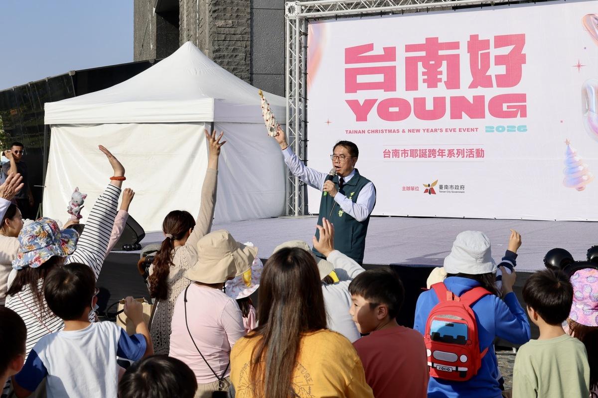 台南市長黃偉哲到場分送可愛小熊氣球給小朋友，與市民共度美好假日時光，主辦單位估計，約有六千人次民眾到場參加。 圖：台南市政府提供