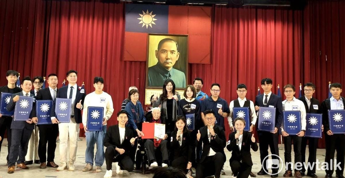 國民黨台南市黨部舉辦建黨131年黨慶，表揚績優義務幹部與資深晉齡黨員代表，國民黨主席鄭麗文特別南下出席活動。 圖：國民黨台南市黨部提供
