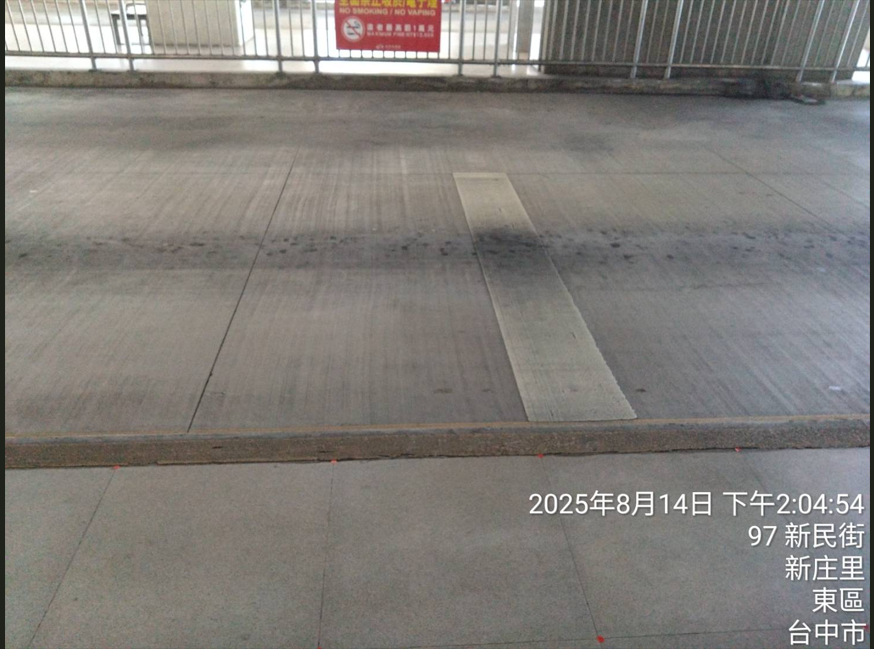 法院勘驗發現，C 月台石緣標線已嚴重褪色，幾乎呈深灰色，與法規規定的「標準黃色第 18 號」差距甚大。 圖：取自 司法院判決書