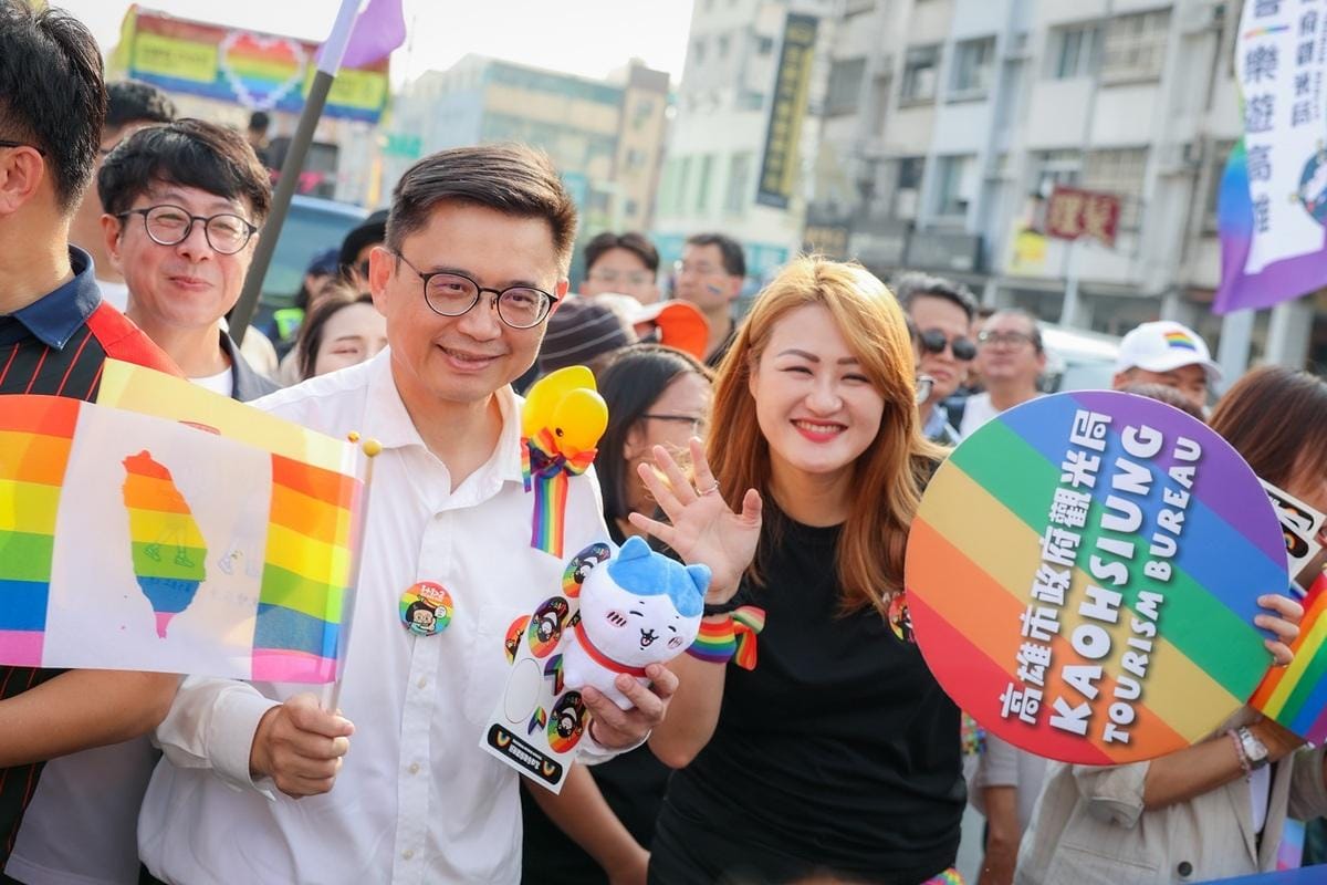 賴瑞隆(前排中)親自到場參與2025高雄同志大遊行。 圖：賴瑞隆辦公室/提供