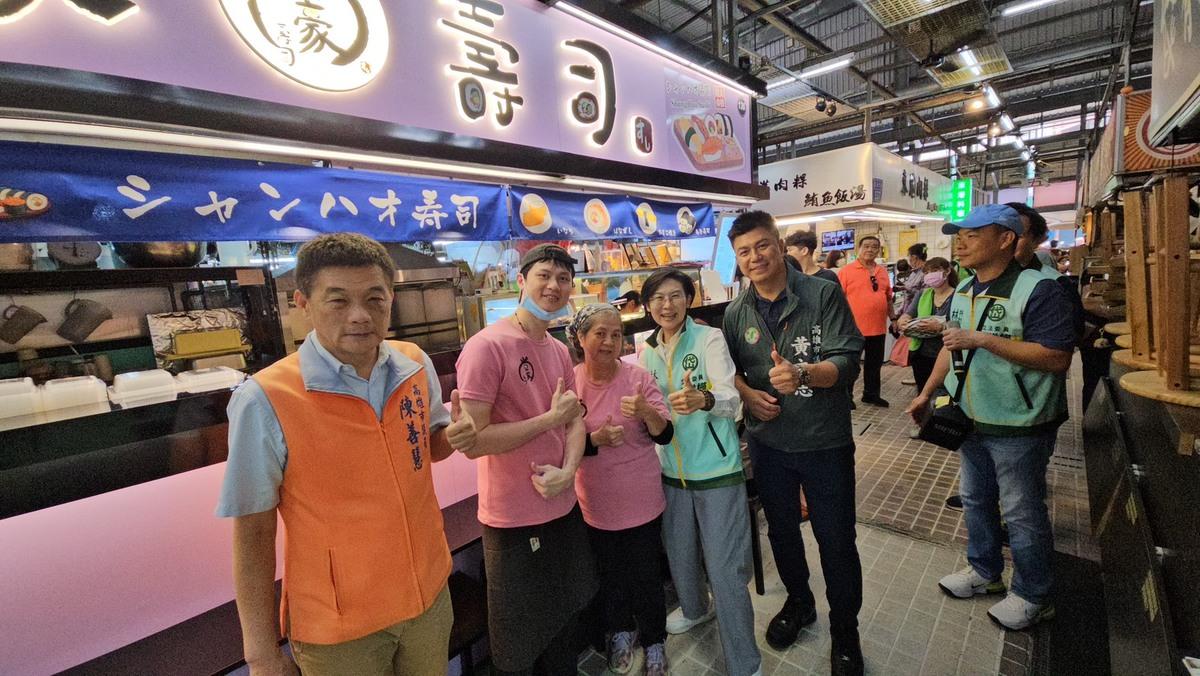 林岱樺(左四)與黃文志(左五)、陳善慧(左一)前往左營龍華市場掃街拜票。 圖：林岱樺辦公室/提供